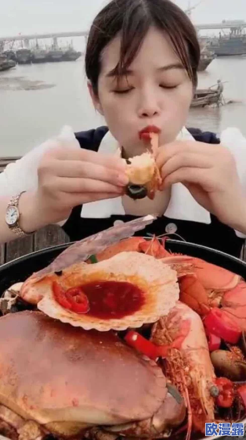 宝宝把腿分大点就可以吃到扇贝了，真是太可爱了，这样的画面让人忍俊不禁！