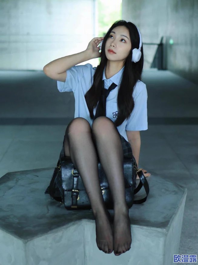 制服丝袜第一页,网友们纷纷表示这组图片展现了独特的美感和时尚风格 制服丝袜第一页,网友们纷纷表示这组图片展现了独特的美感和时尚风格