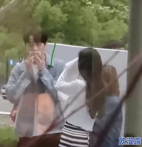 美女露出胸让男生摸个遍引发热议网友纷纷评论称这样的行为是否过于大胆并讨论其背后的社会影响 美女露出胸让男生摸个遍引发热议网友纷纷评论称这样的行为是否过于大胆并讨论其背后的社会影响